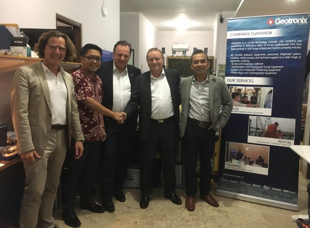 The handshake between two company leaders: Heinz Schelwat, CEO of Sea & Sun Technology and Fajar Setio Adi, General Manager and shareholder of GEOTRONIX together with Prof. Dr. Roberto Mayerle, Prof. Dr. Poerbandono and Kai Pohlmann.